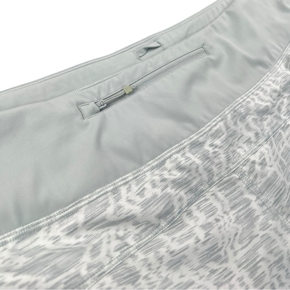 Athleta Gray Geometric Printed Run With It 3.5” Shorts In Size 3X - Picture 5 of 8